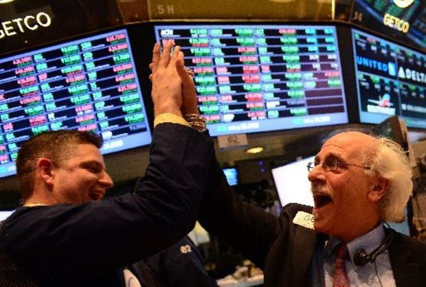 Warren Buffett kéo phố Wall tăng vọt, dầu thô lên cao nhất 6 tháng